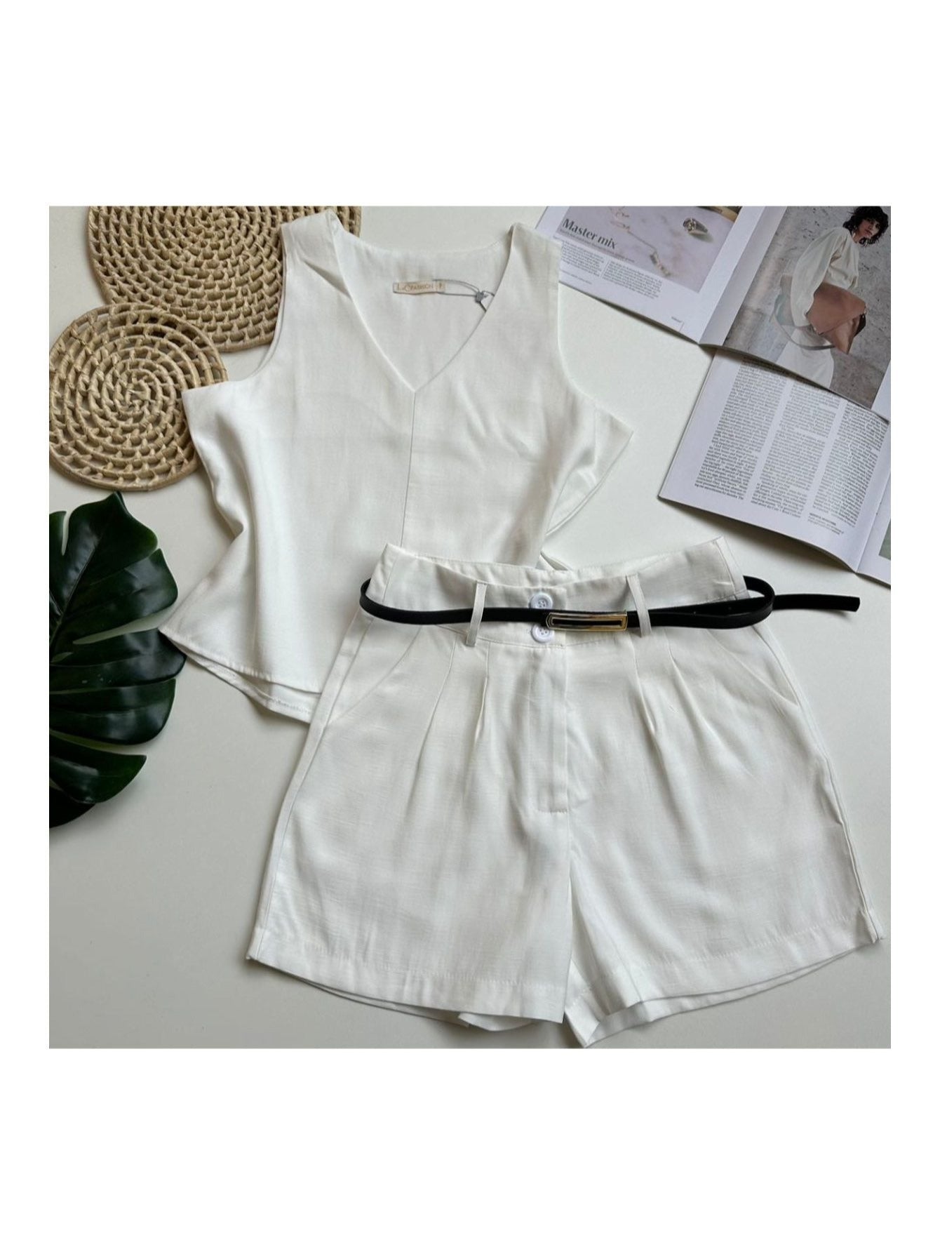 Conjunto Feminino Alfaiataria Regata Decote V e Shorts com Cinto Casual
