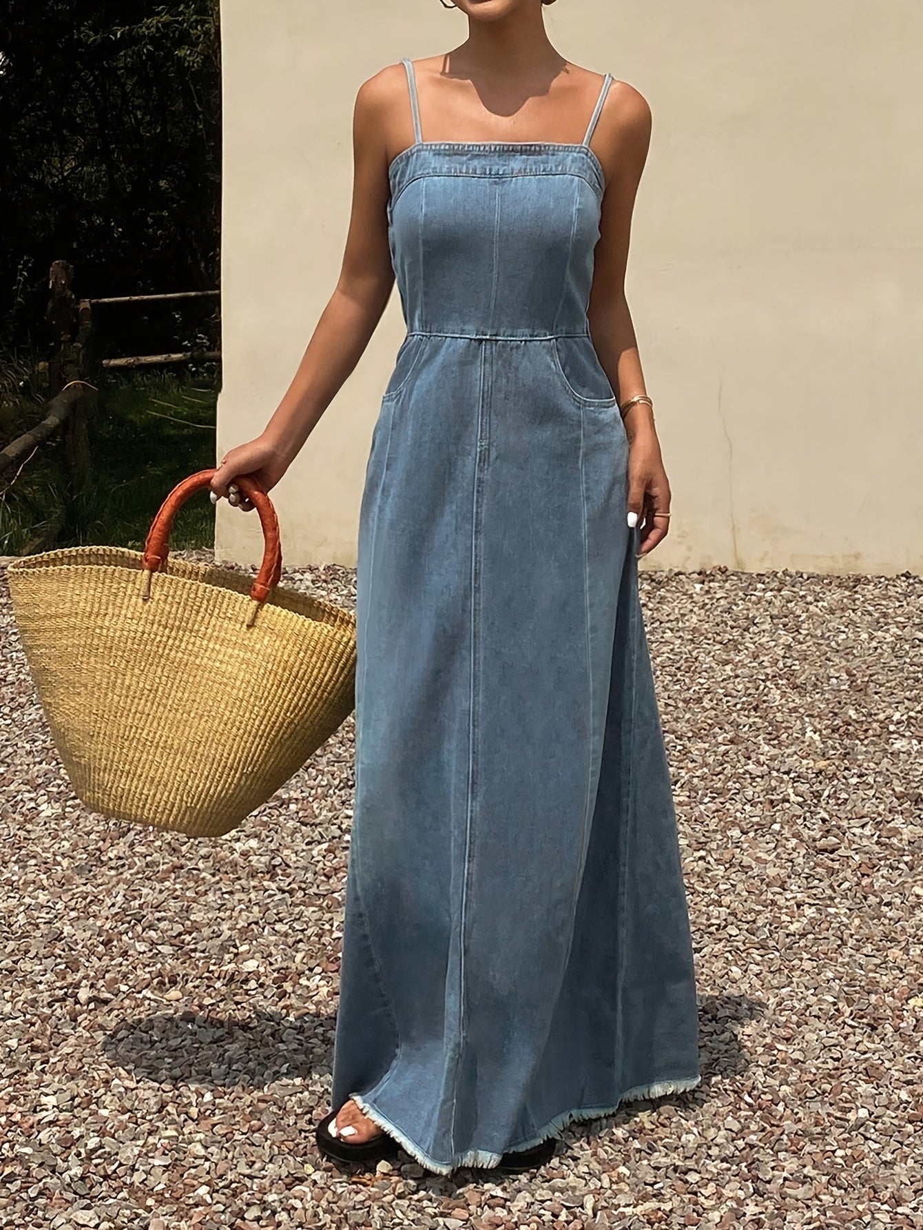 Vestido Jeans Longo com Alças Finas Lavagem Vintage Estilo Retrô
