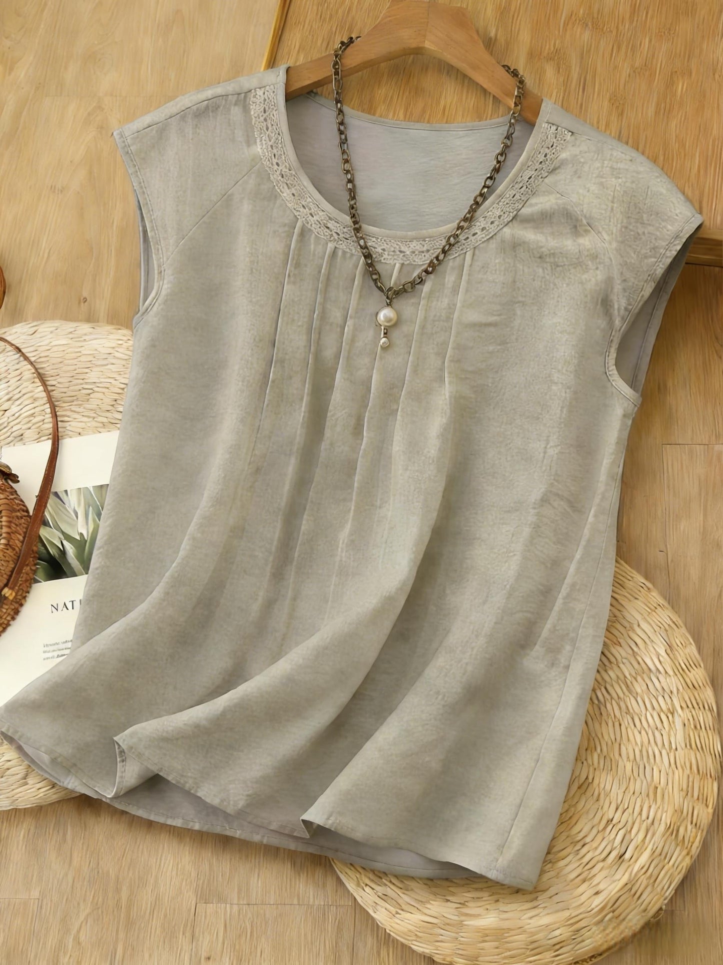 Blusa Feminina Linho Manga Curta com Pregas Frontais e Bordado Casual