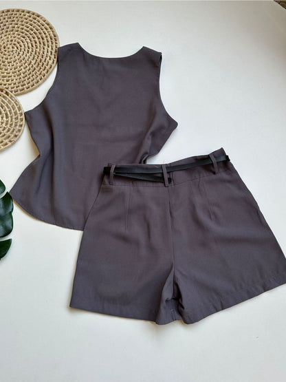 Conjunto Feminino Alfaiataria Regata Decote V e Shorts com Cinto Casual