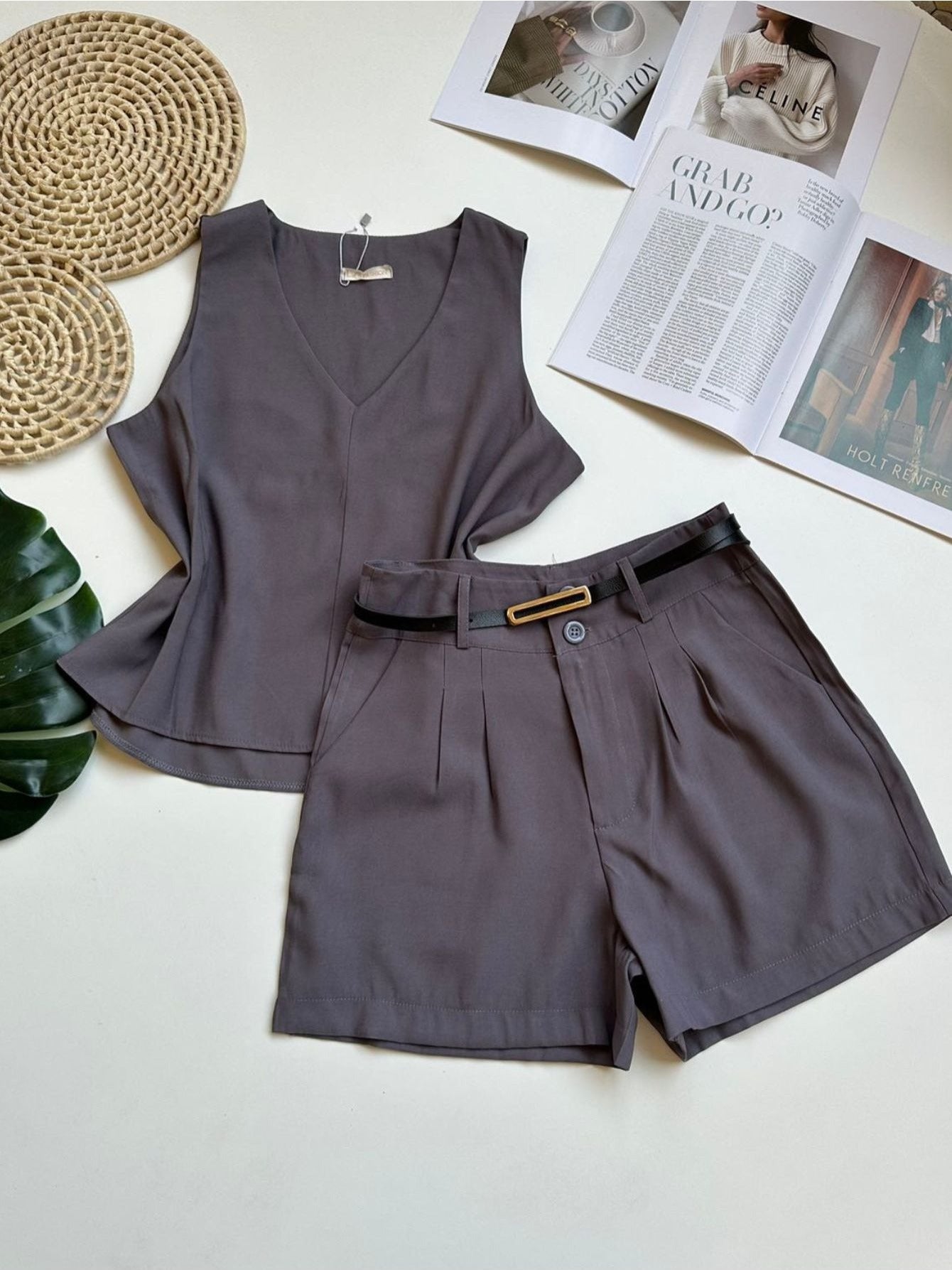 Conjunto Feminino Alfaiataria Regata Decote V e Shorts com Cinto Casual