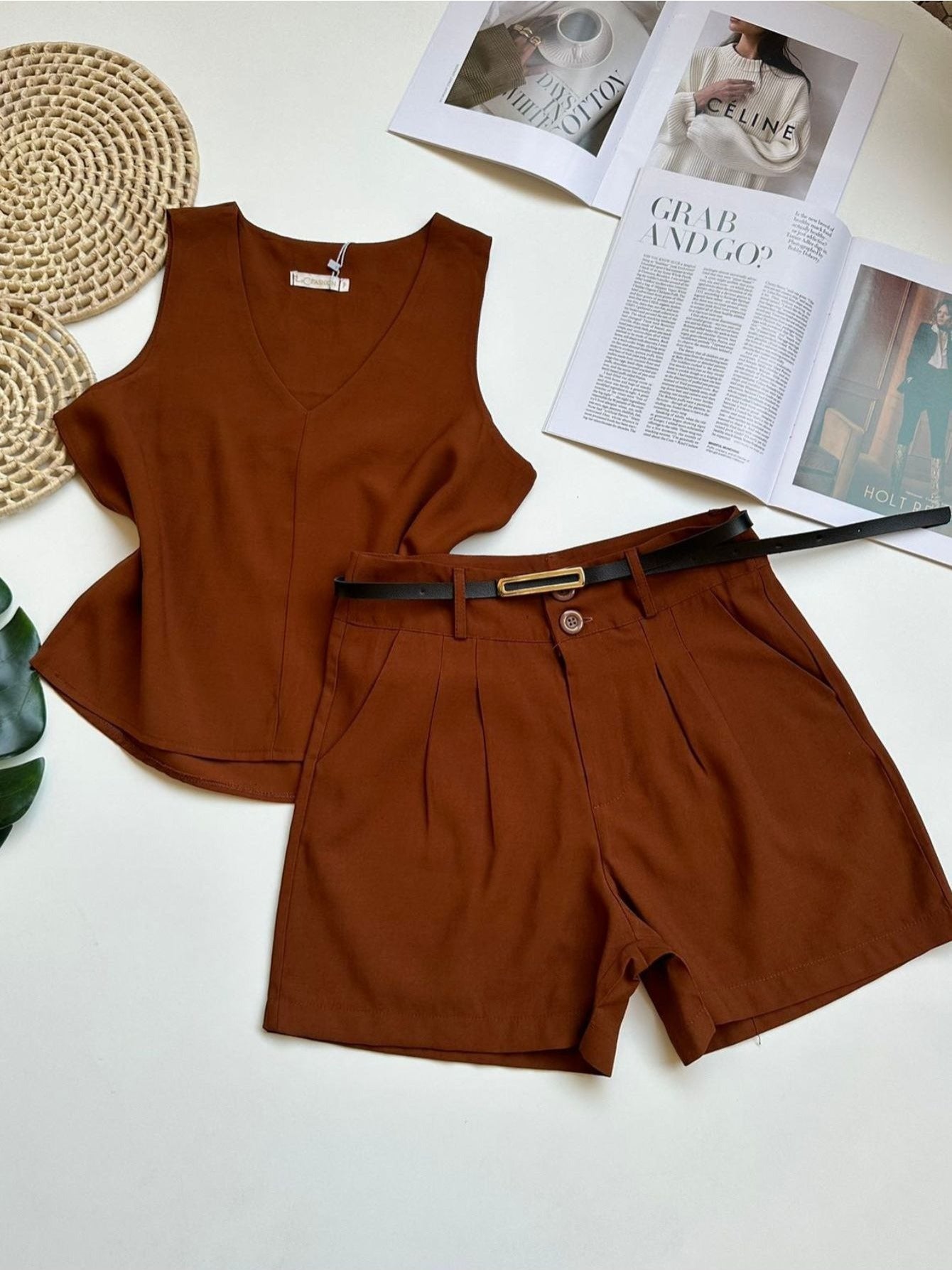 Conjunto Feminino Alfaiataria Regata Decote V e Shorts com Cinto Casual