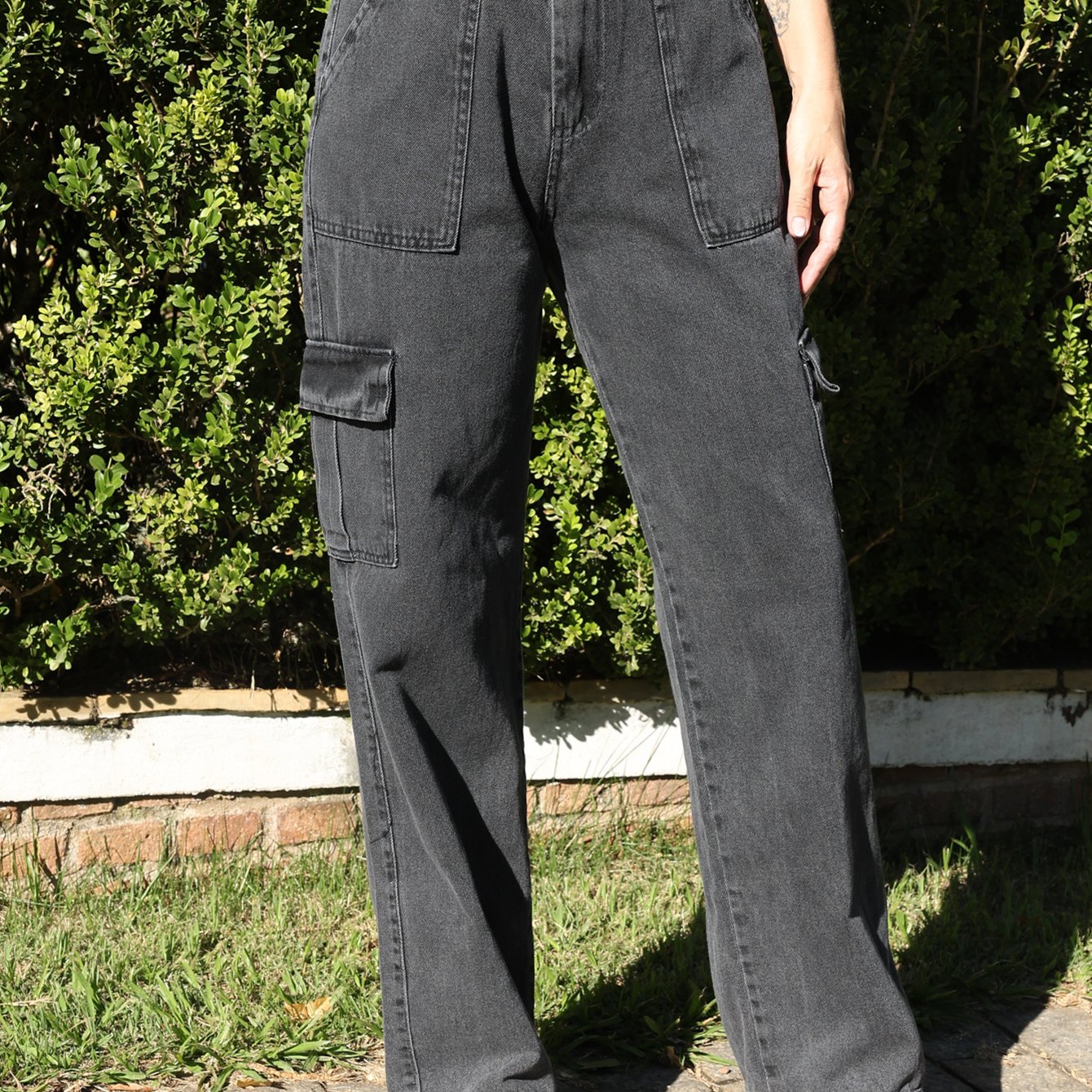 Calça Cargo Feminina Pantalona com Bolsos Laterais e Zíper