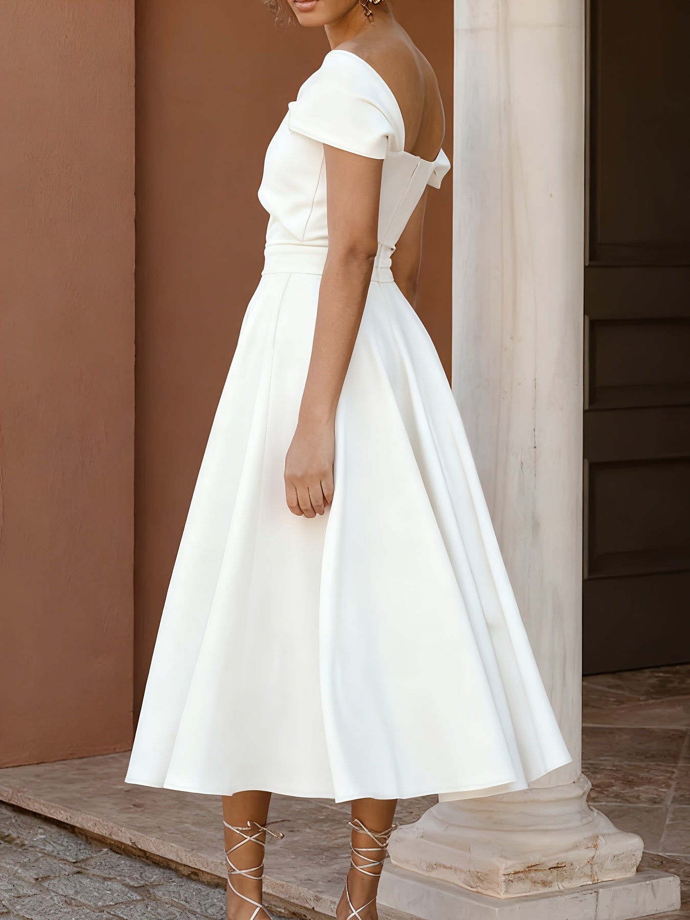 Vestido Midi Ombro a Ombro Branco Elegante com Zíper e Saia Evasê