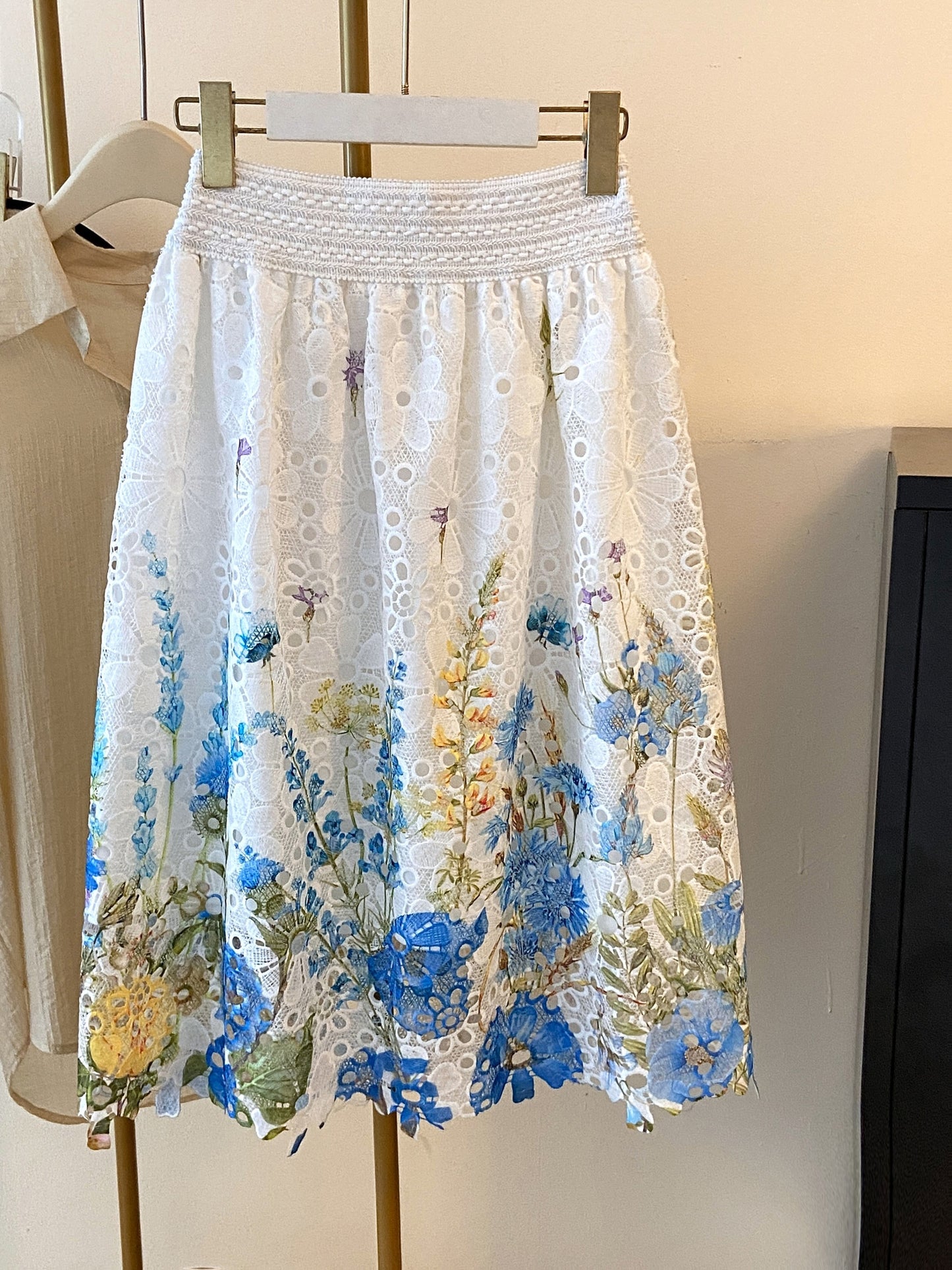 Saia Midi Godê Laise Bordado Floral Branca Romântica Elegante