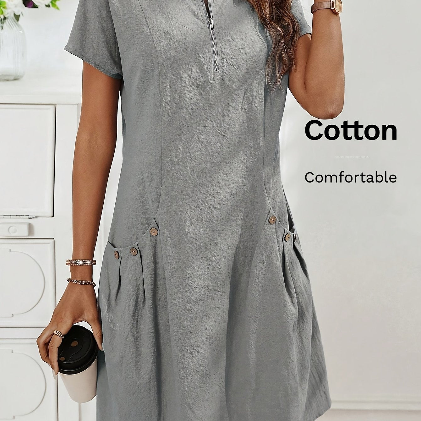 Vestido Curto Evasê com Zíper Costas Bolsos e Botões Frontais