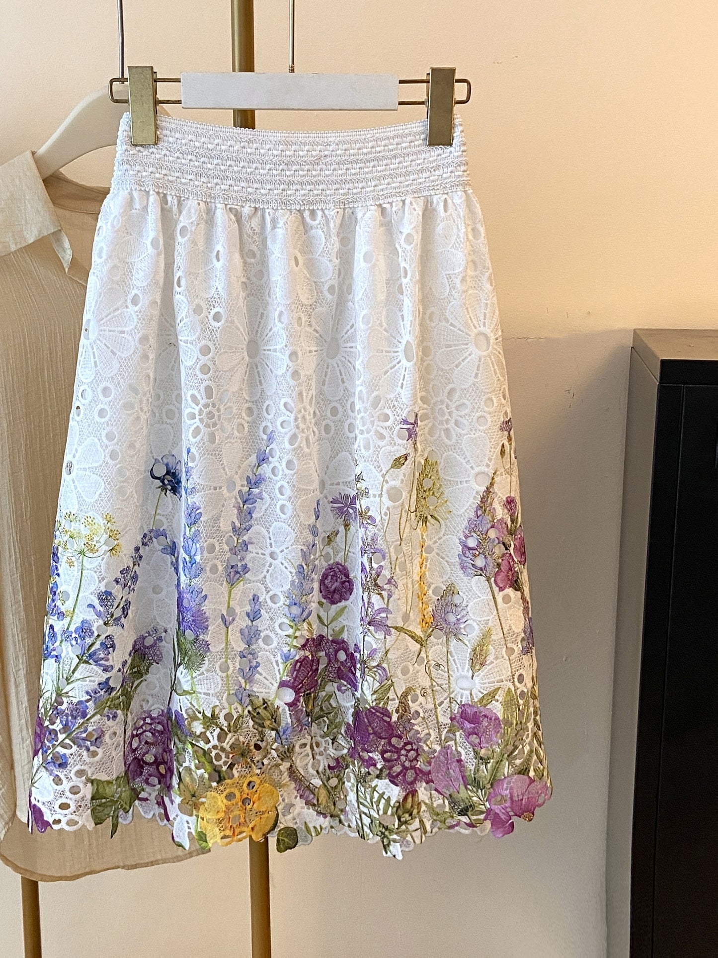 Saia Midi Godê Laise Bordado Floral Branca Romântica Elegante