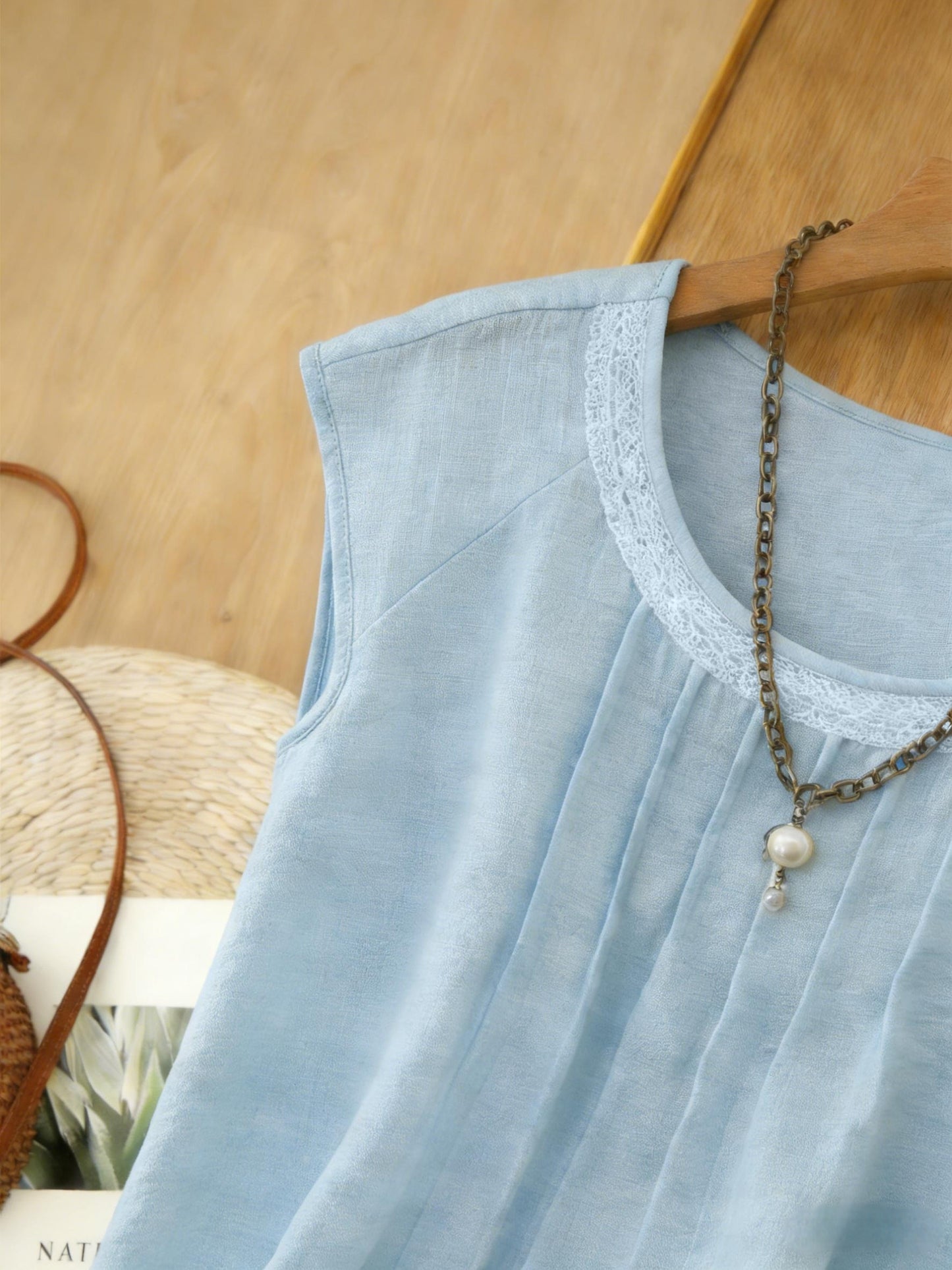 Blusa Feminina Linho Manga Curta com Pregas Frontais e Bordado Casual