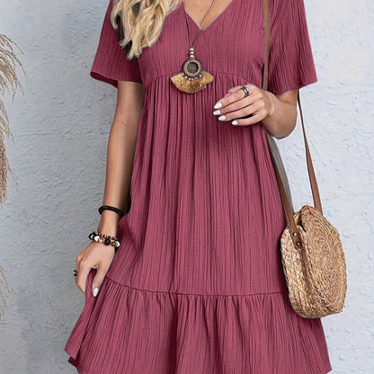 Vestido Curto Plissado com Decote V Mangas Curtas e Babado na Barra