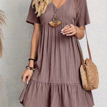 Vestido Curto Plissado com Decote V Mangas Curtas e Babado na Barra