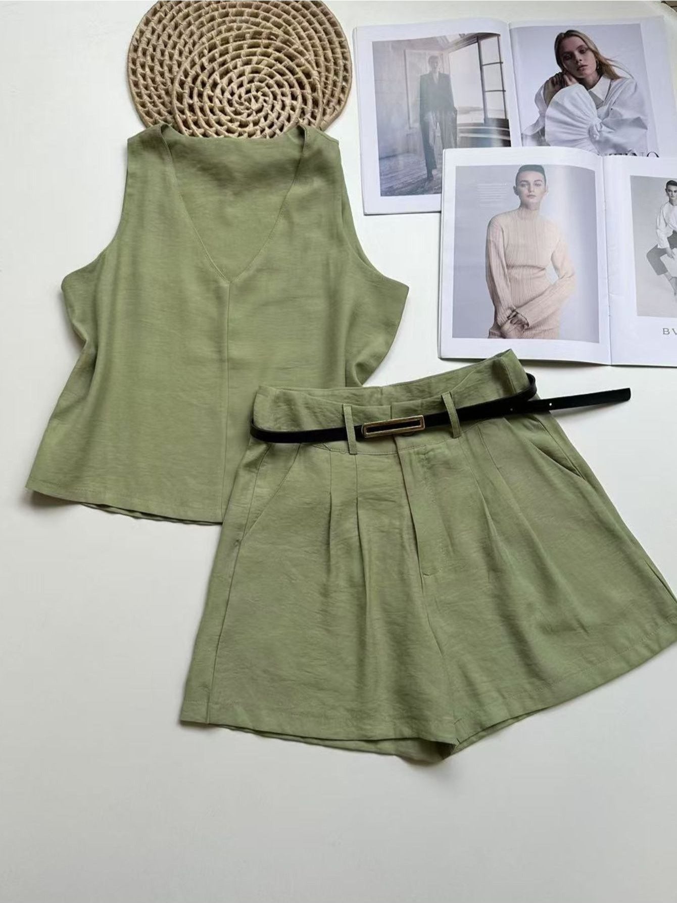Conjunto Feminino Alfaiataria Regata Decote V e Shorts com Cinto Casual