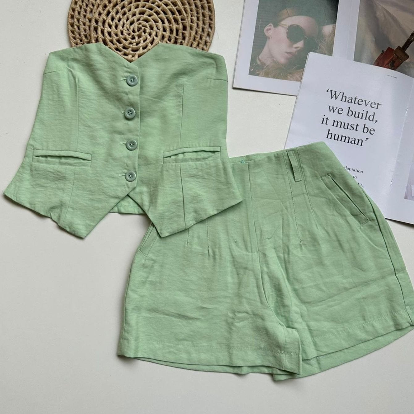 Conjunto Feminino Alfaiataria Top Cropped e Shorts com Pregas Casual