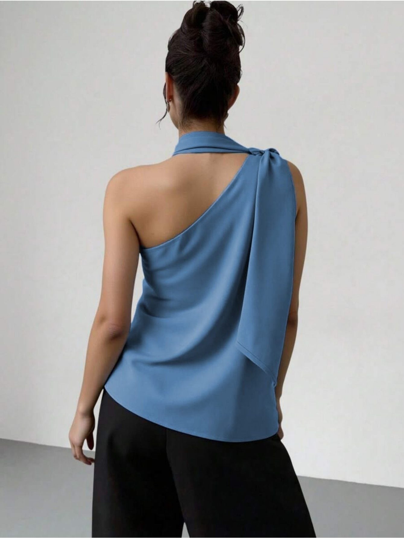 Blusa Feminina Ombro Único com Laço Ajustável Cetim Elegante Festa