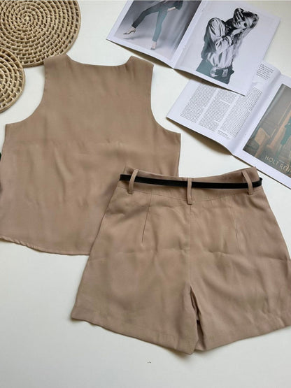 Conjunto Feminino Alfaiataria Regata Decote V e Shorts com Cinto Casual