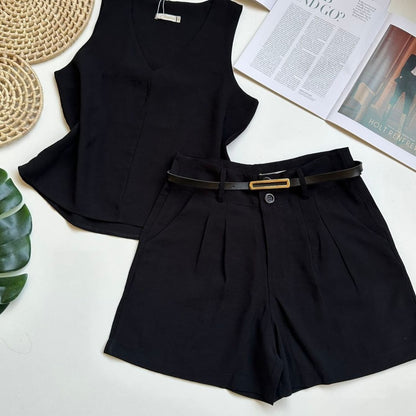 Conjunto Feminino Alfaiataria Regata Decote V e Shorts com Cinto Casual