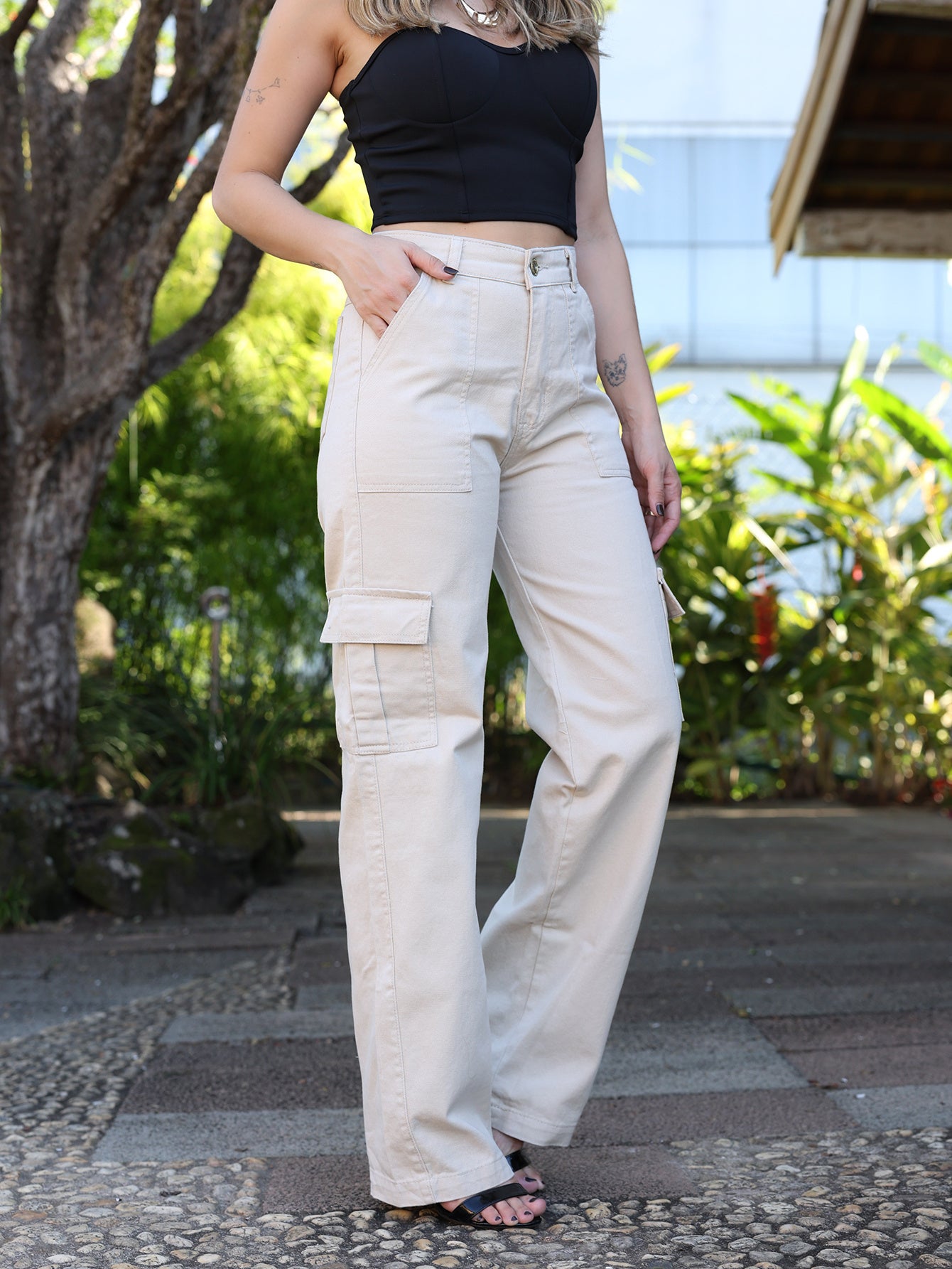 Calça Cargo Feminina Pantalona com Bolsos Laterais e Zíper