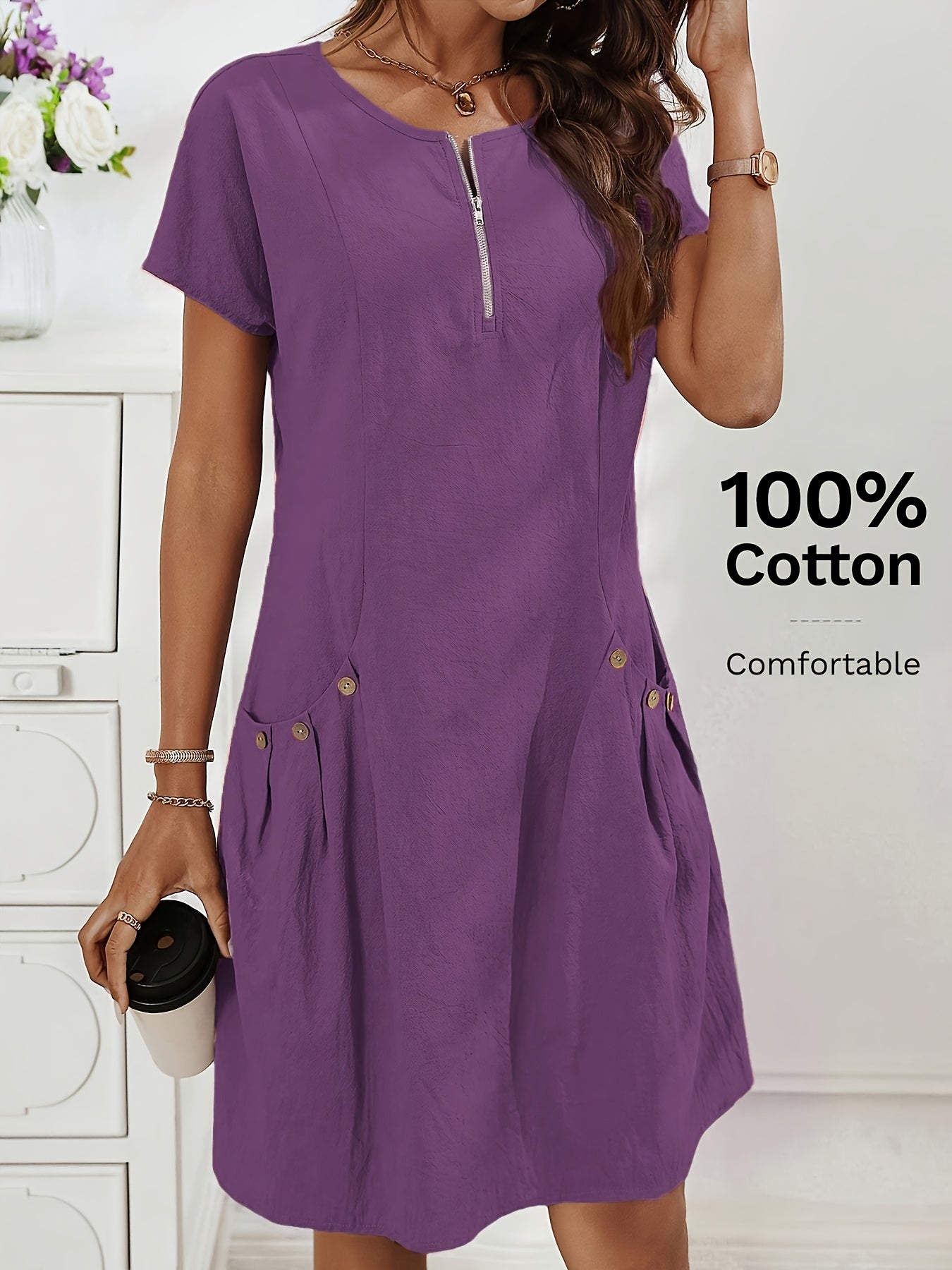 Vestido Curto Evasê com Zíper Costas Bolsos e Botões Frontais