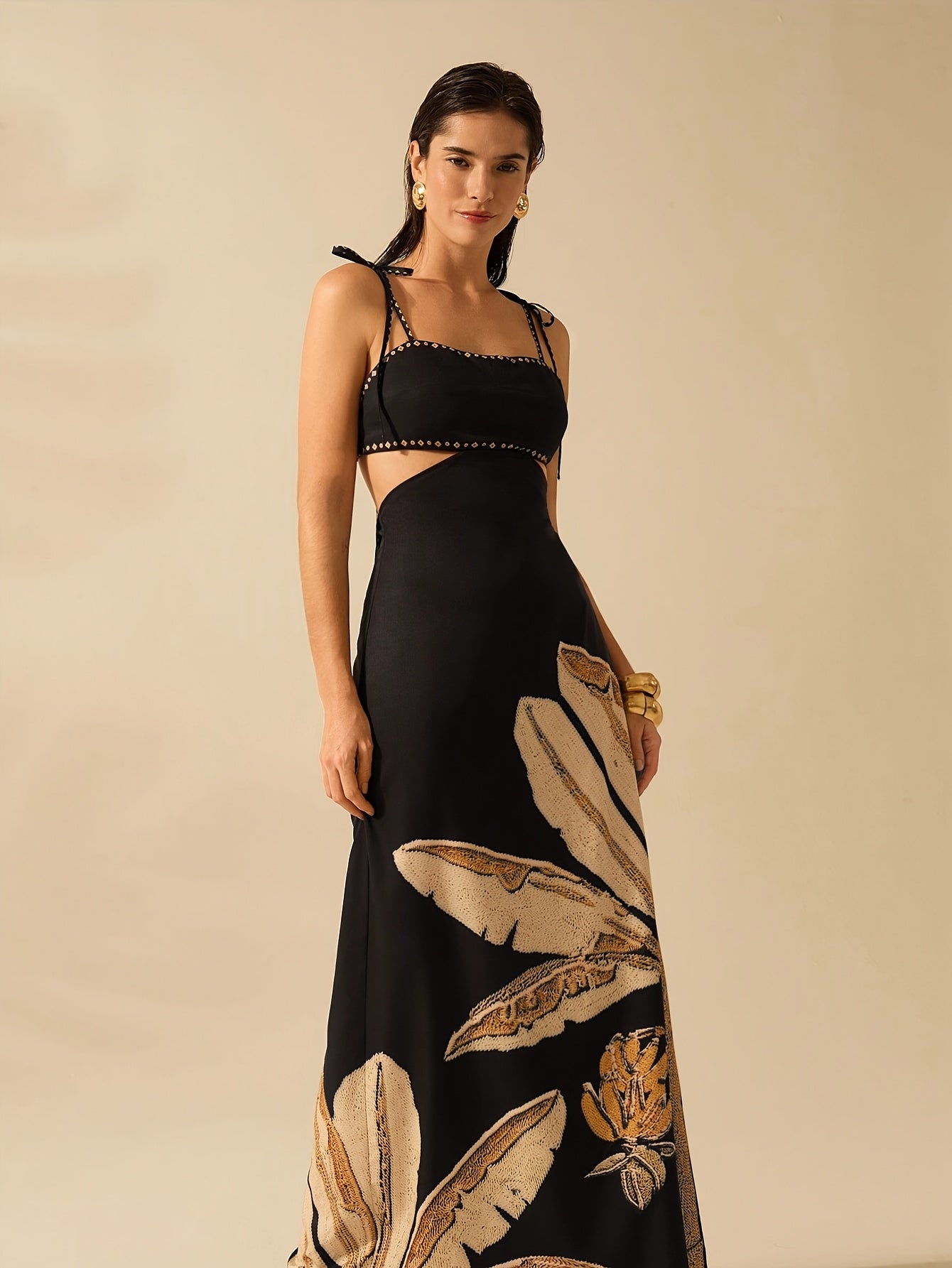 Vestido Longo Estampa Tropical Palmeira com Recorte Vazado e Alças Ajustáveis