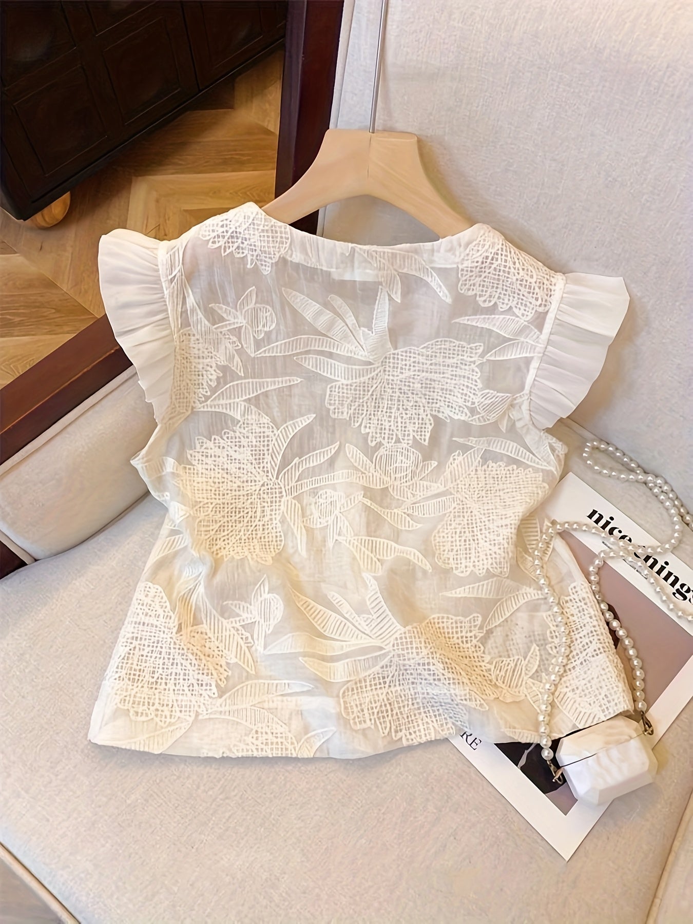 Blusa Feminina Laise Branca Manga Curta com Babados e Botões Romântica