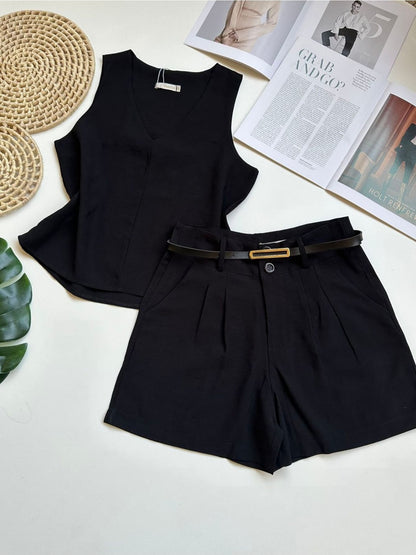 Conjunto Feminino Alfaiataria Regata Decote V e Shorts com Cinto Casual