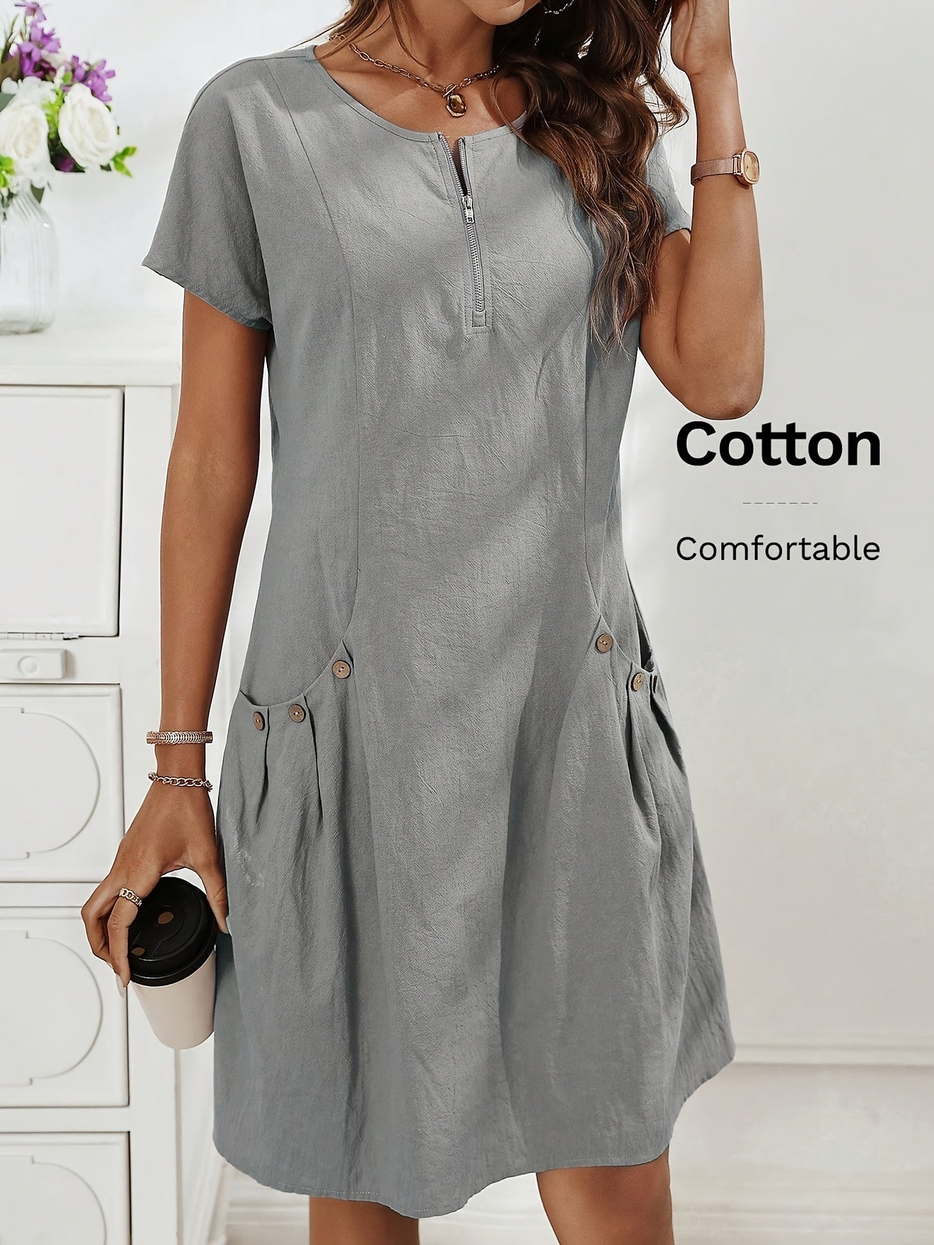 Vestido Curto Evasê com Zíper Costas Bolsos e Botões Frontais