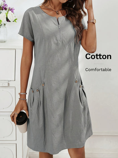 Vestido Curto Evasê com Zíper Costas Bolsos e Botões Frontais