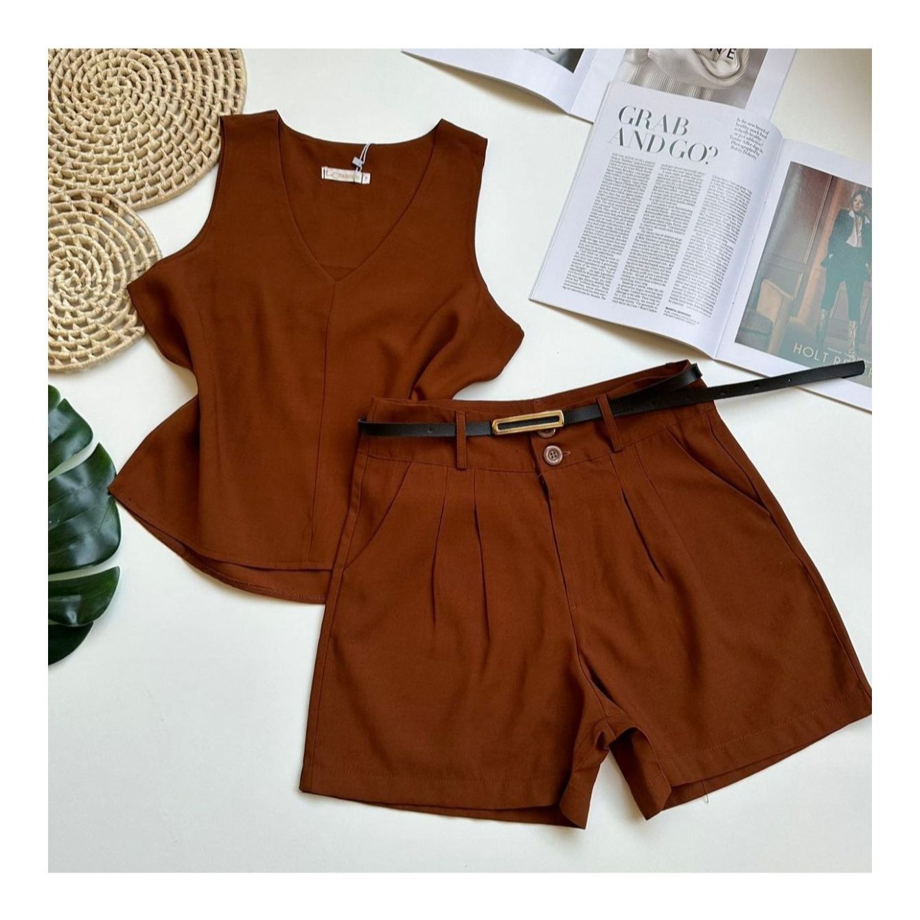 Conjunto Feminino Alfaiataria Regata Decote V e Shorts com Cinto Casual