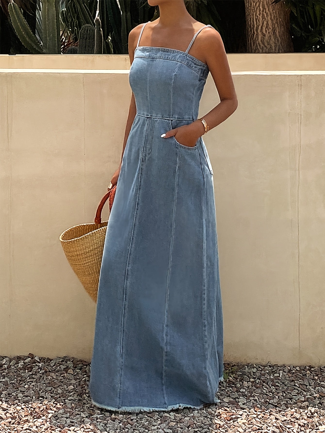 Vestido Jeans Longo com Alças Finas Lavagem Vintage Estilo Retrô