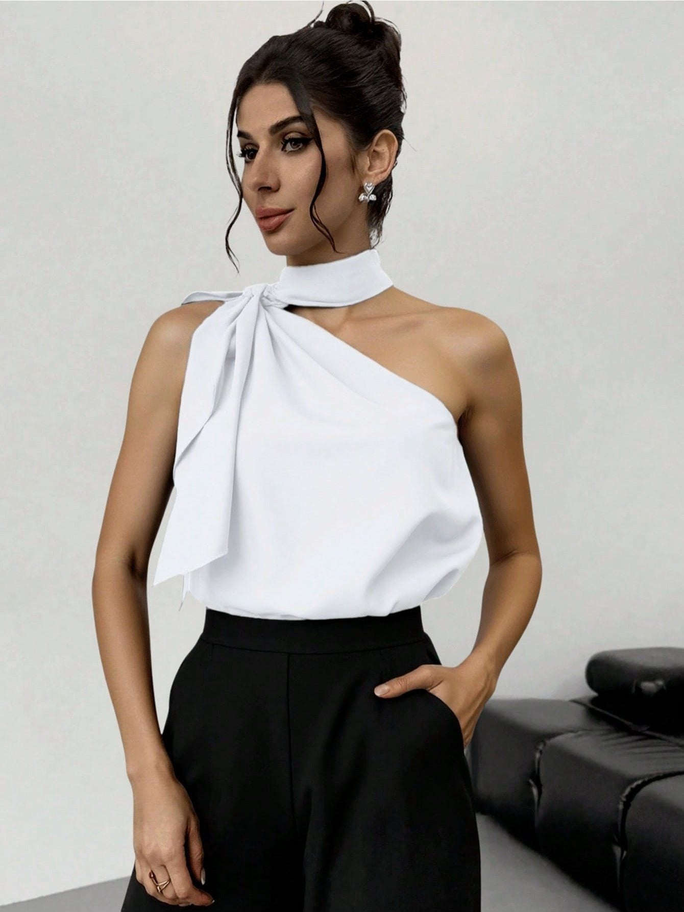 Blusa Feminina Ombro Único com Laço Ajustável Cetim Elegante Festa