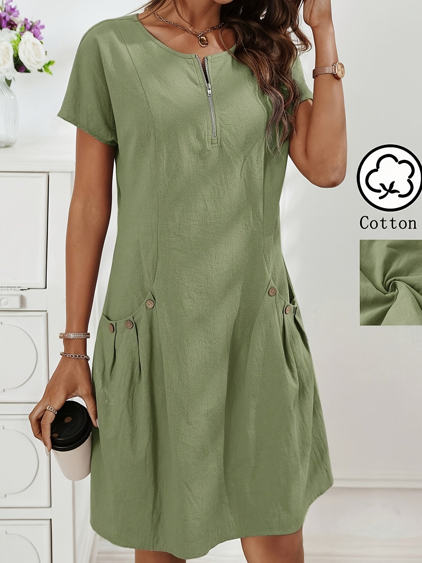 Vestido Curto Evasê com Zíper Costas Bolsos e Botões Frontais