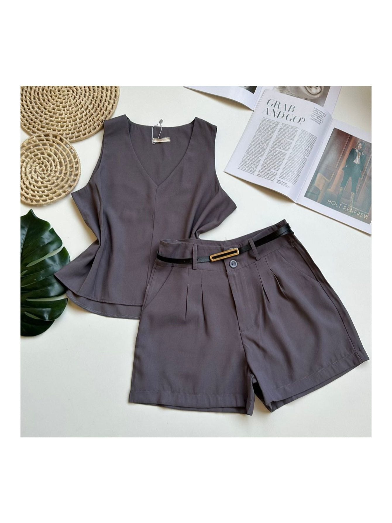 Conjunto Feminino Alfaiataria Regata Decote V e Shorts com Cinto Casual