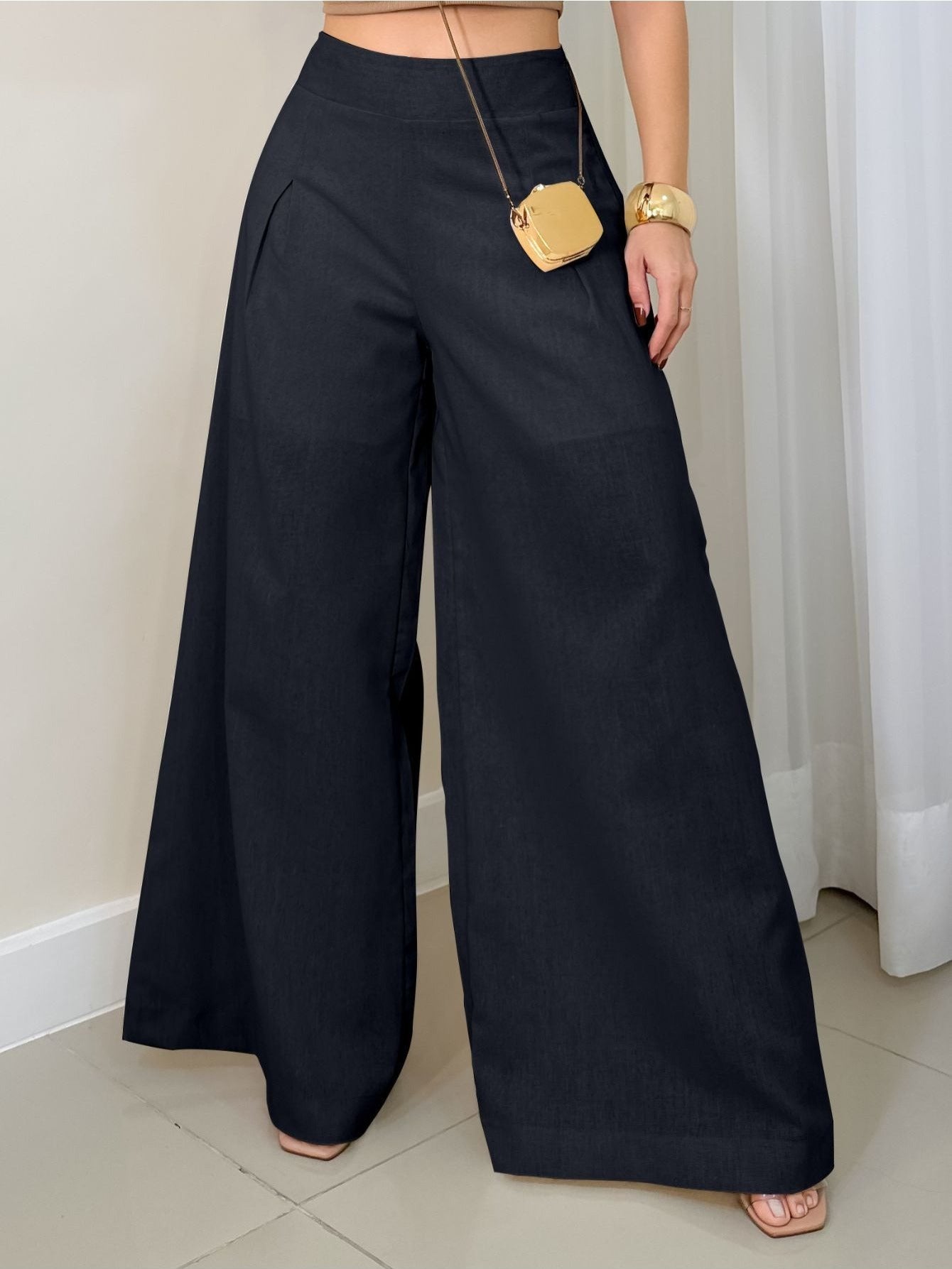 Calça de Linho com Forro Tamanho Shorts e Fechamento Lateral com Zíper