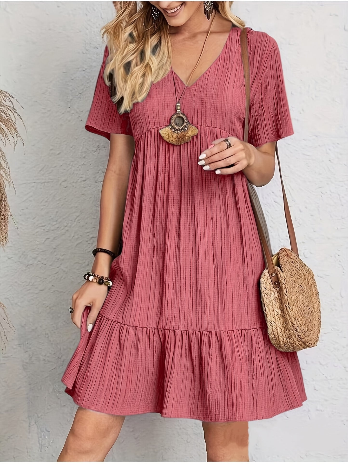 Vestido Curto Plissado com Decote V Mangas Curtas e Babado na Barra