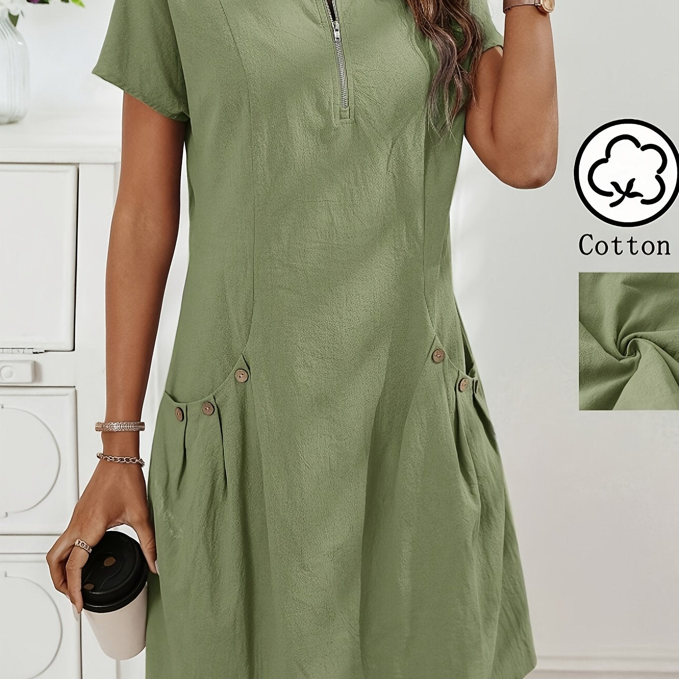 Vestido Curto Evasê com Zíper Costas Bolsos e Botões Frontais