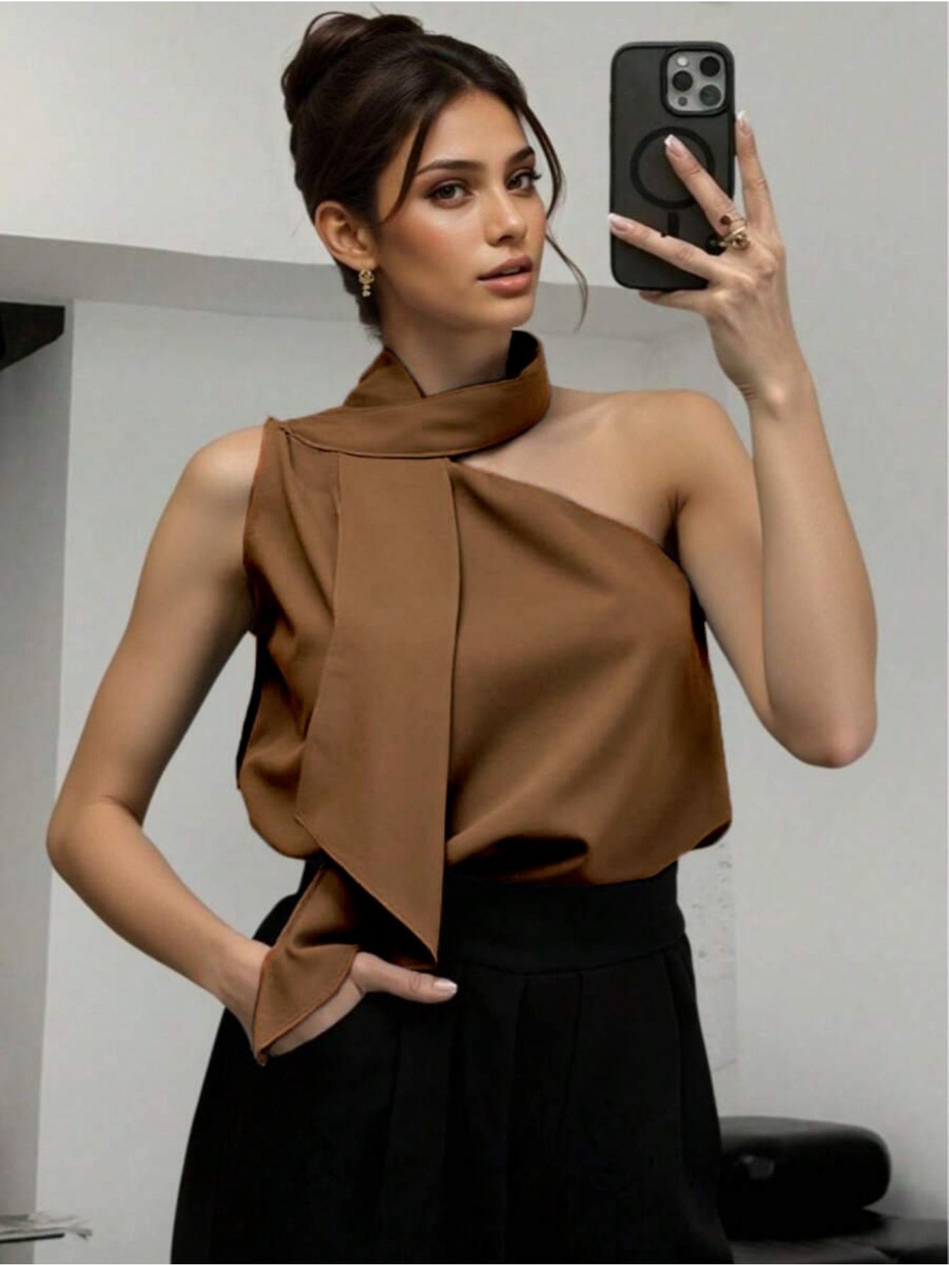 Blusa Feminina Ombro Único com Laço Ajustável Cetim Elegante Festa