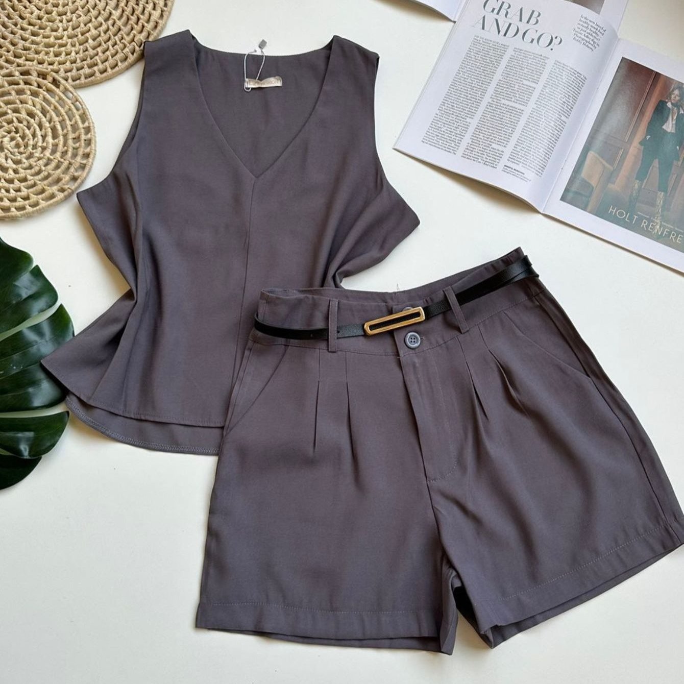 Conjunto Feminino Alfaiataria Regata Decote V e Shorts com Cinto Casual