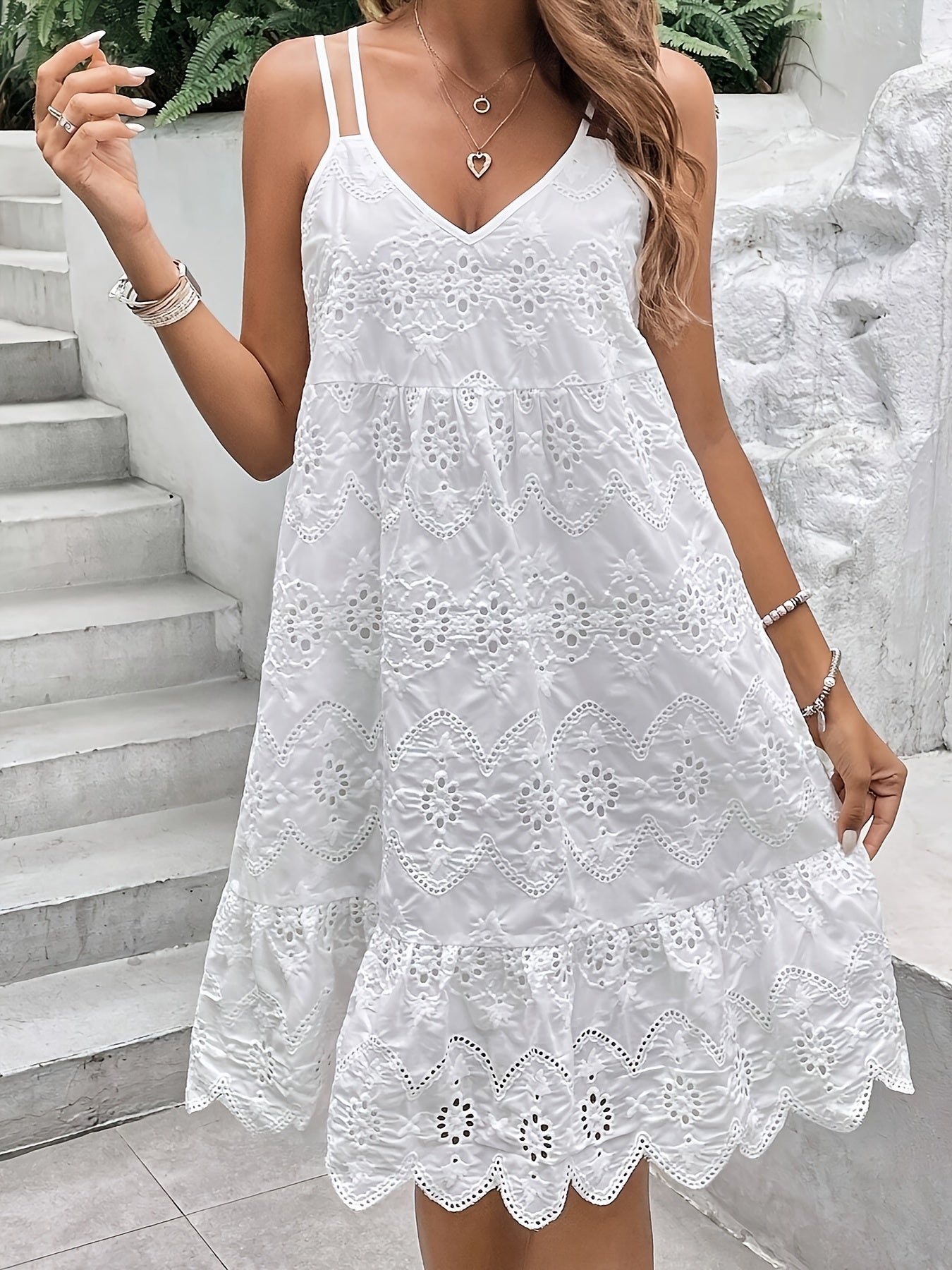 Vestido Curto Laise Branco com Bordado Inglês Alças Duplas Decote V