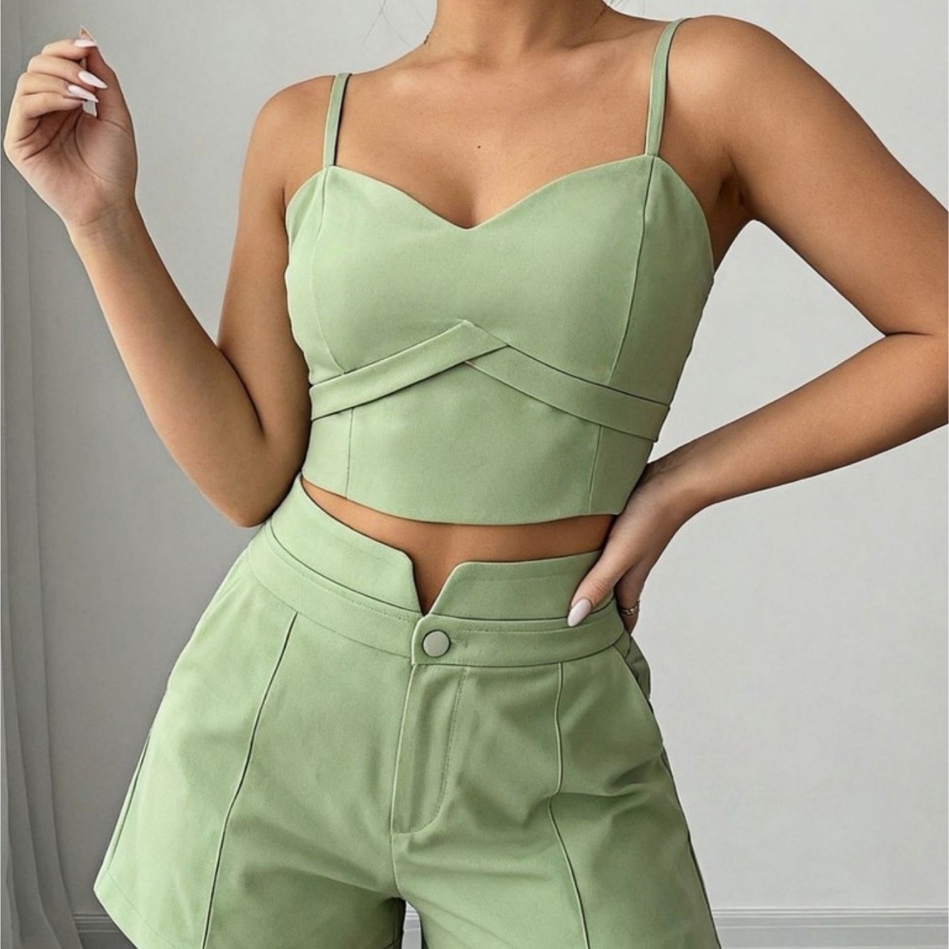 Conjunto Feminino Alfaiataria Top Cropped Bustier e Shorts Elegante