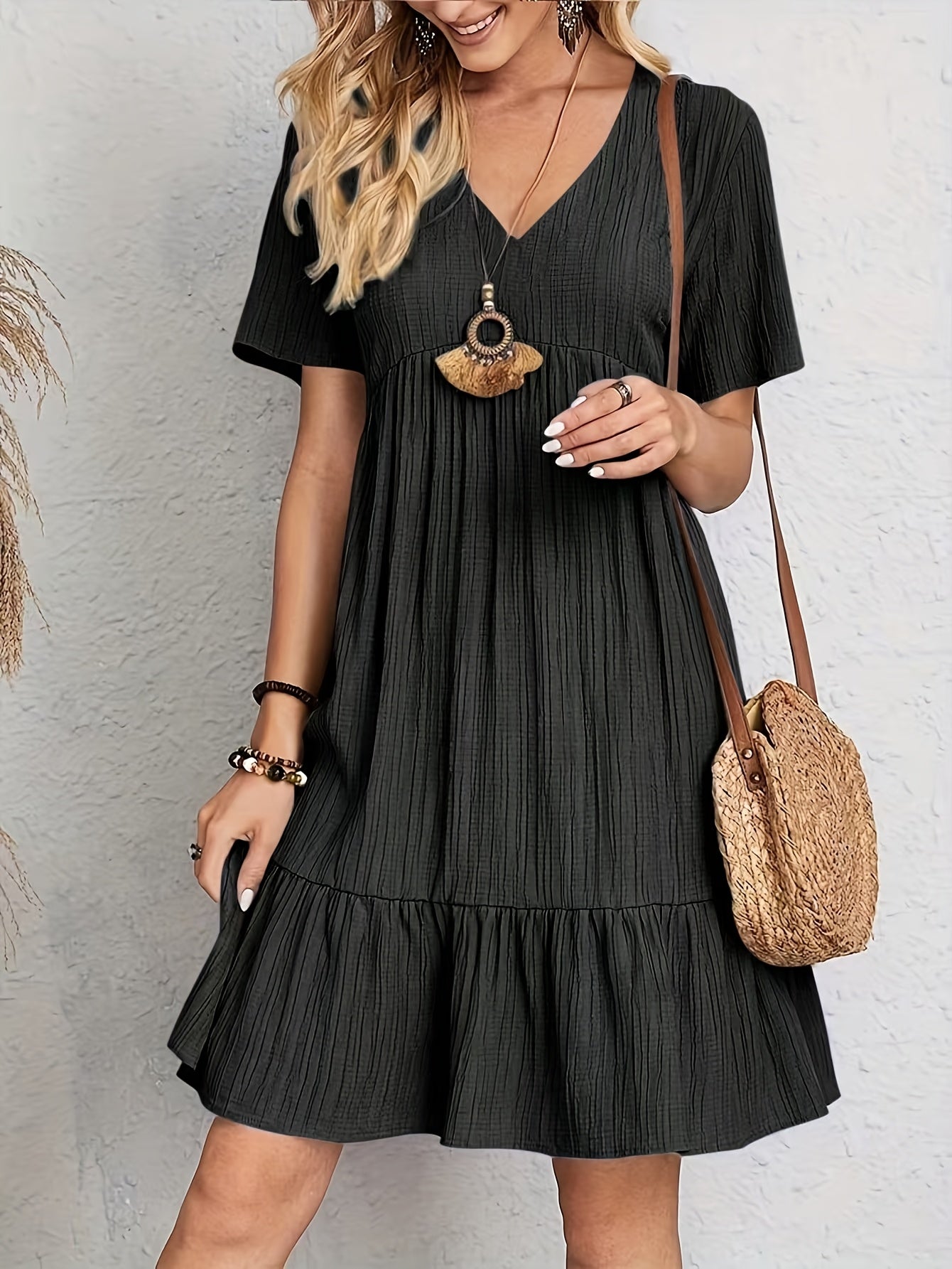 Vestido Curto Plissado com Decote V Mangas Curtas e Babado na Barra