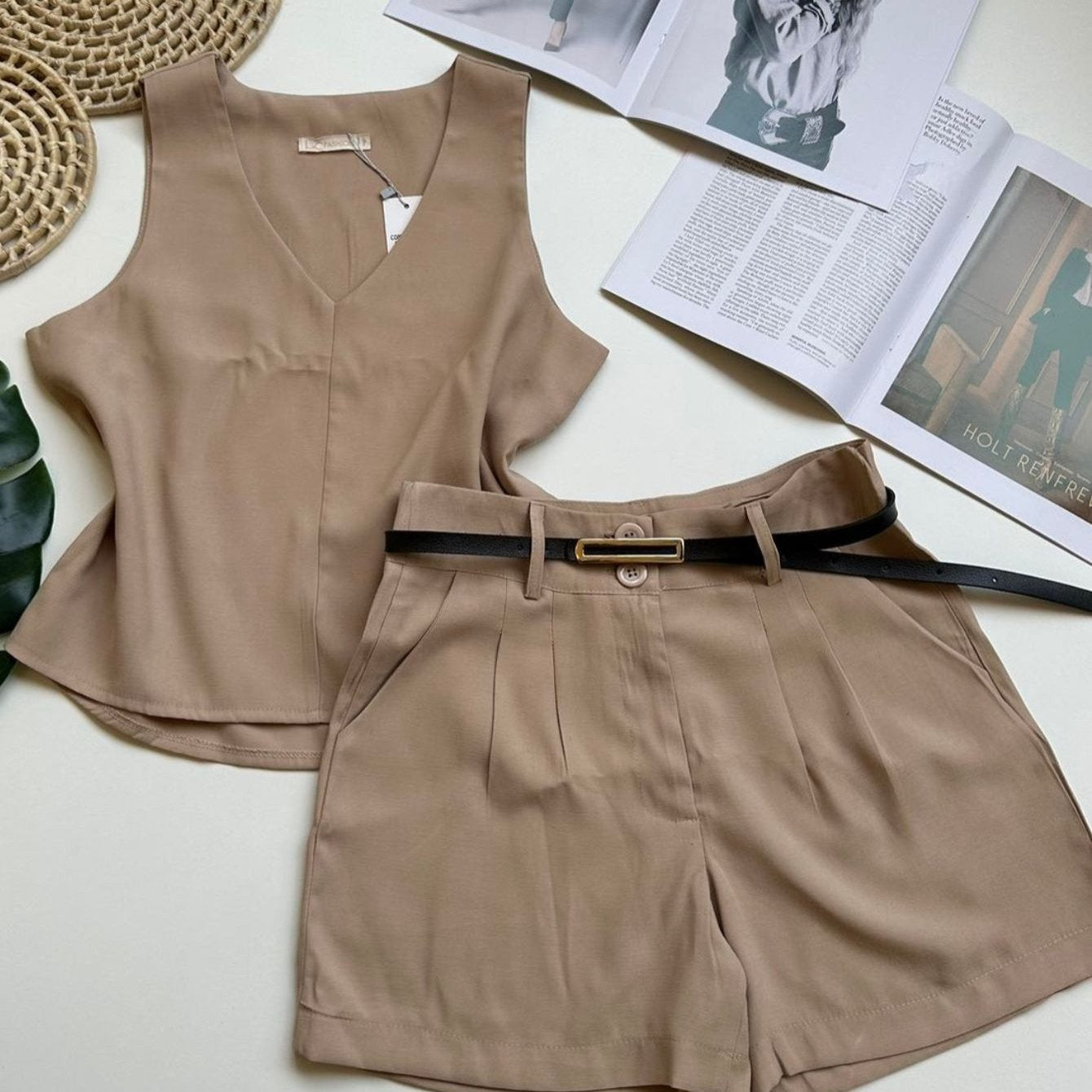 Conjunto Feminino Alfaiataria Regata Decote V e Shorts com Cinto Casual