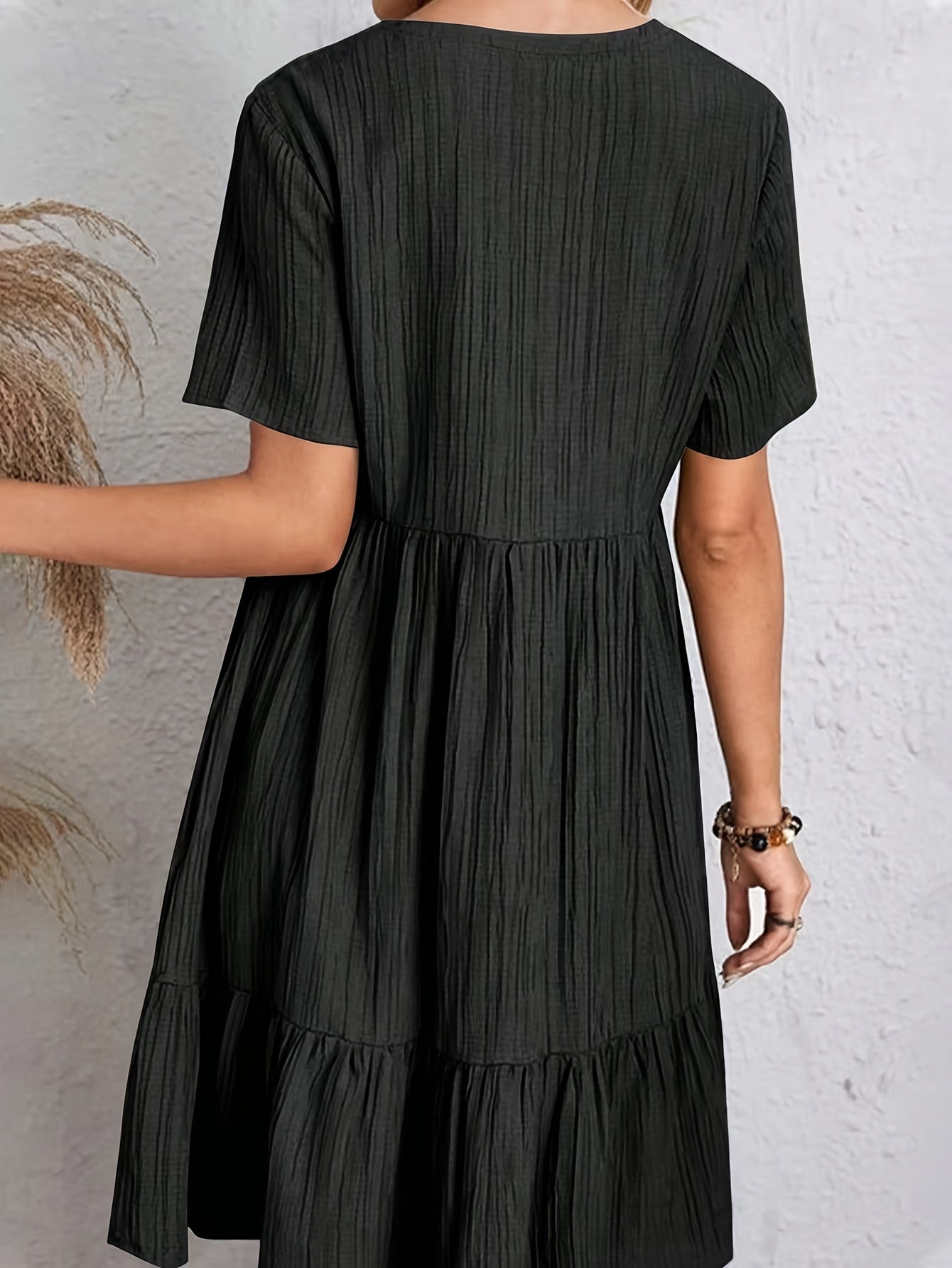 Vestido Curto Plissado com Decote V Mangas Curtas e Babado na Barra