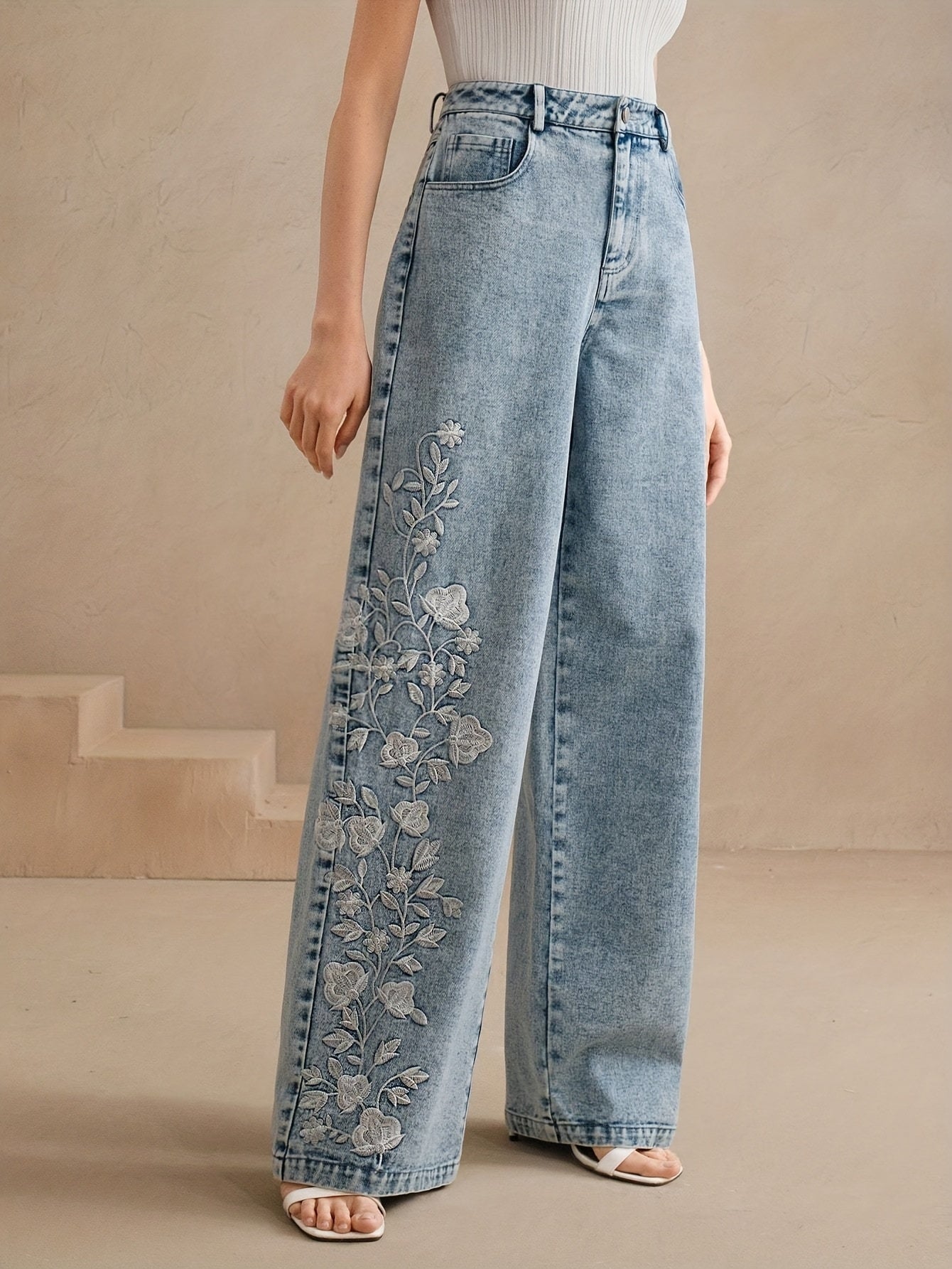 Calça Jeans Wide Leg Bordada com Elastano
