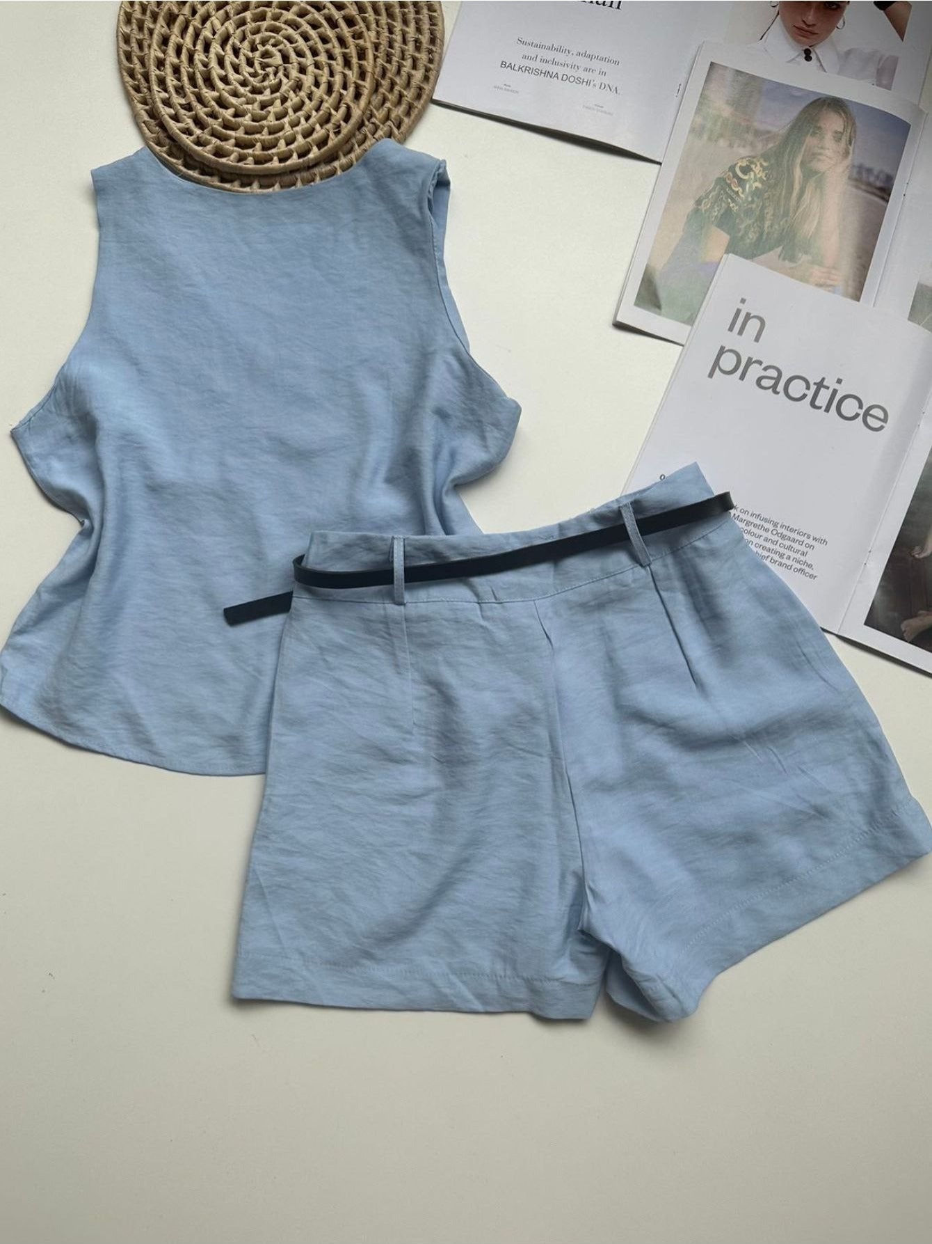 Conjunto Feminino Alfaiataria Regata Decote V e Shorts com Cinto Casual