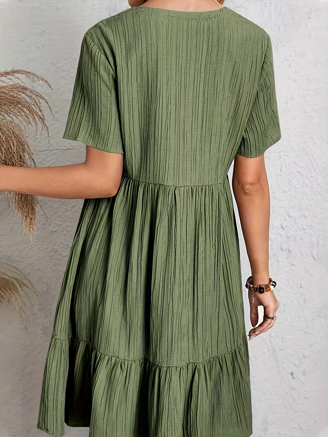 Vestido Curto Plissado com Decote V Mangas Curtas e Babado na Barra