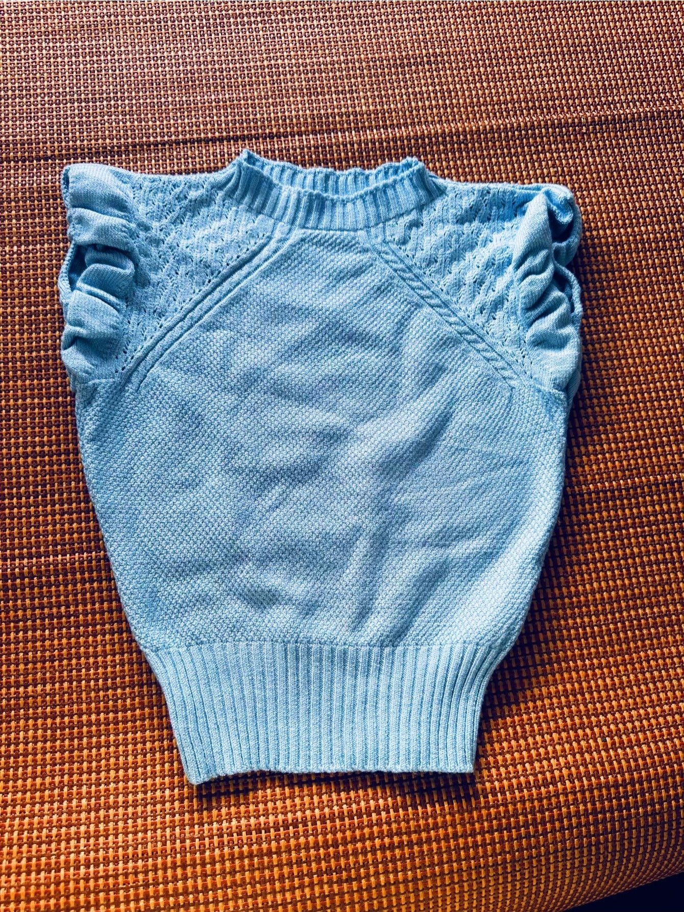 Blusa Tricot Feminina Gola Alta com Babados nas Mangas Sem Mangas