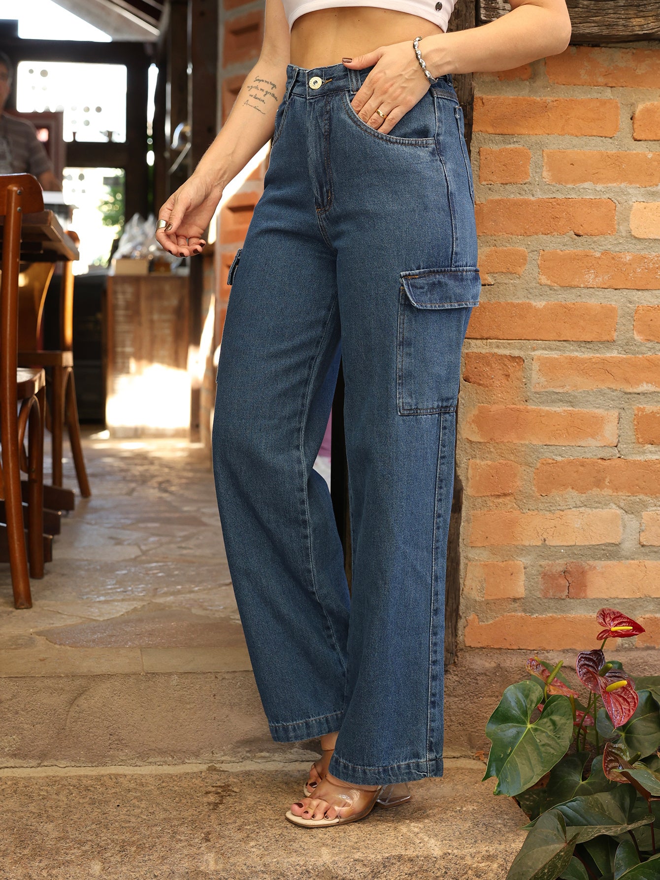Calça Cargo Feminina Pantalona com Bolsos Laterais e Zíper