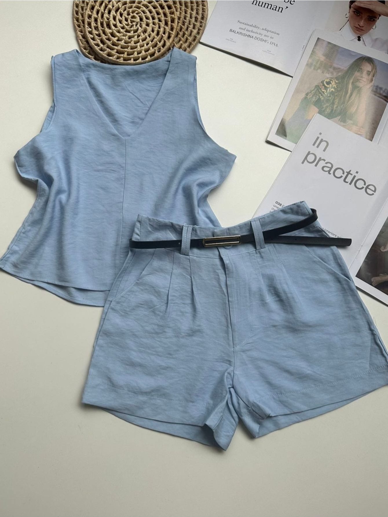 Conjunto Feminino Alfaiataria Regata Decote V e Shorts com Cinto Casual