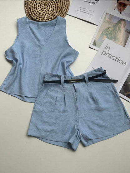 Conjunto Feminino Alfaiataria Regata Decote V e Shorts com Cinto Casual