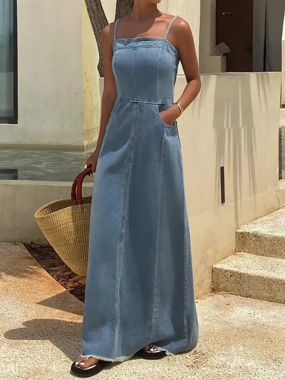Vestido Jeans Longo com Alças Finas Lavagem Vintage Estilo Retrô