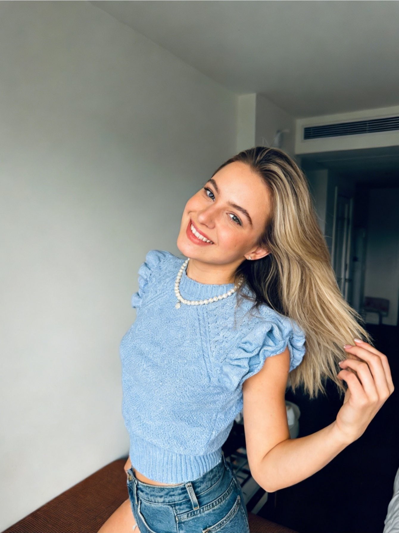 Blusa Tricot Feminina Gola Alta com Babados nas Mangas Sem Mangas